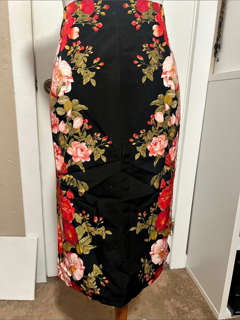 Floral Midi Skirt Black & Red Size 18 Like New